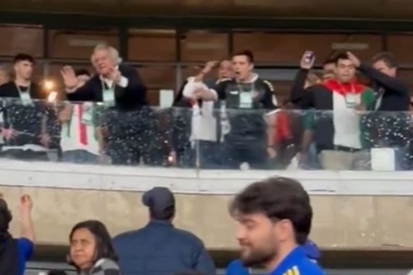 Dirigentes do Palestino em discusso com torcedores do Cruzeiro (foto: Reproduo/Redes Sociais)
