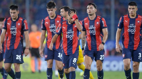 Jogadores do Cerro Porteo durante jogo contra o Palmeiras na Libertadores (foto: DANIEL DUARTE/AFP)