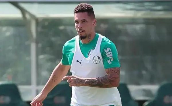 Paulinho durante treino no CT do Palmeiras