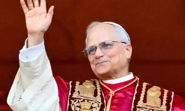 Papa Leão XIV é recebido com entusiasmo no Conclave com mais de 100 votos