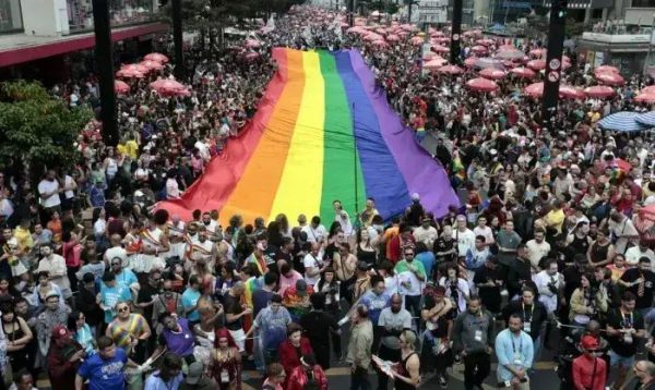 Parada LGBT+ de São Paulo celebra envelhecimento e diversidade