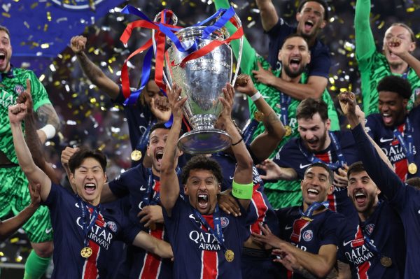 Marquinhos levanta taa de campeo da Champions League (foto: Franck Fife/AFP)