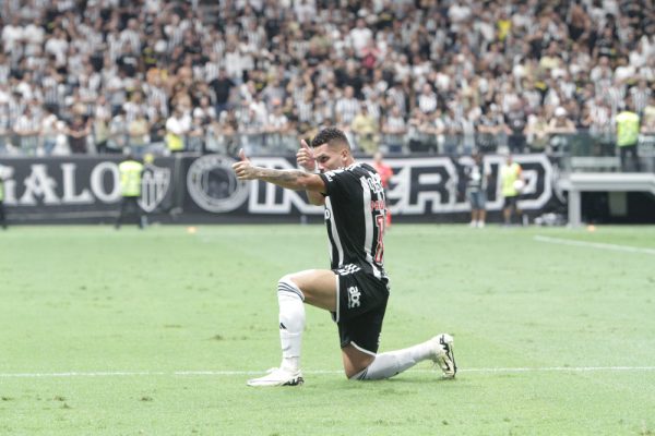 Paulinho comemora gol pelo Atltico na Arena MRV (foto: Edsio Ferreira/EM/D.A Press)