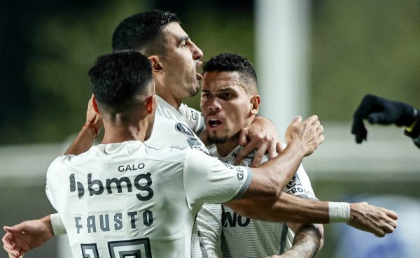 Paulinho, atacante do Atltico, em comemorao de gol diante do San Lorenzo pela Libertadores (foto: Pedro Souza/Atltico)