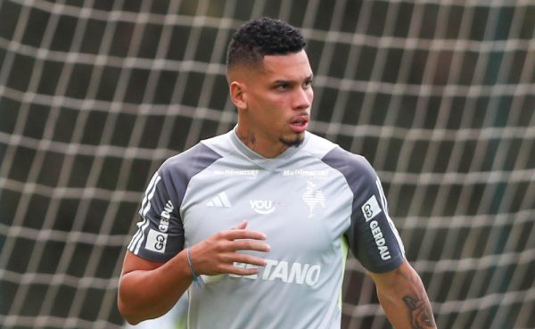 Paulinho, atacante do Atltico, durante treinamento na Cidade do Galo (9/6) (foto: Paulo Henrique Frana/Atltico)