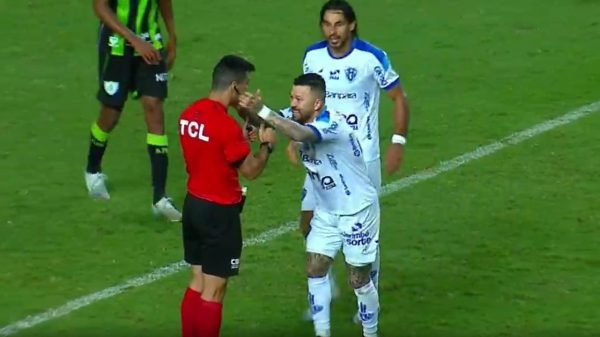 Rossi tem interao curiosa com juiz ao celebrar gol 'sem querer' em Amrica x Paysandu (foto: Reproduo/ESPN)