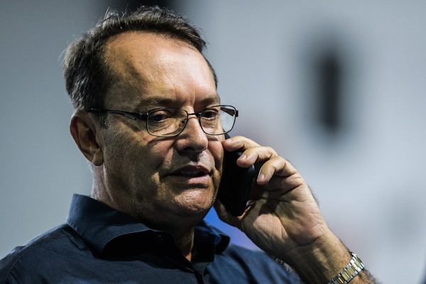 Empresrio Pedro Loureno, ligado ao Cruzeiro, ao telefone (foto: Gustavo Aleixo/Cruzeiro)