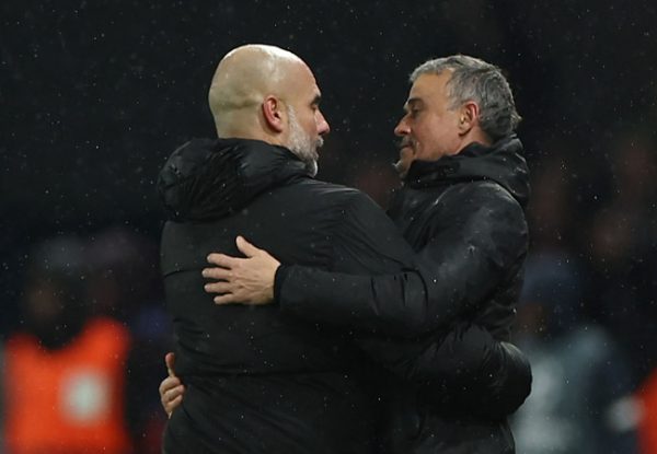 Pep Guardiola e Luis Enrique, tcnicos de City e PSG, se abraam antes de jogo pela Champions League (foto: FRANCK FIFE/AFP)