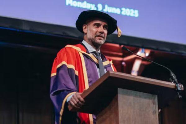 Pep Guardiola recebeu doutorado honorrio da Universidade de Manchester (foto: Reproduo)