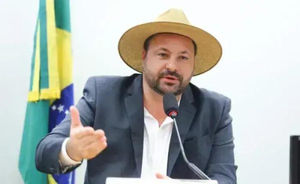 PL 739/25 propõe exame oftalmológico aos 6 meses para recém-nascidos