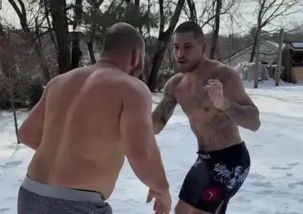 Poatan realiza treino de grappling na neve antes da defesa do cinturão