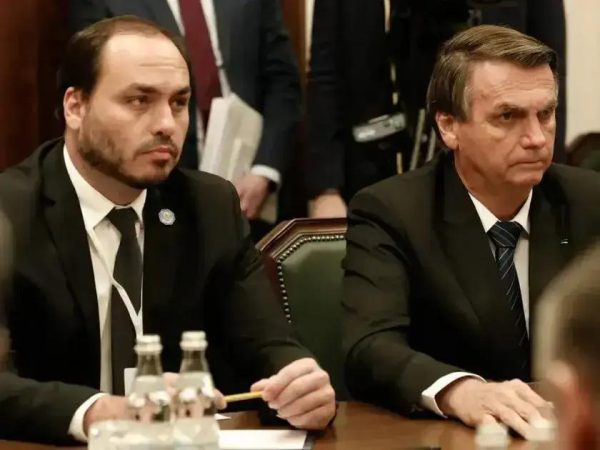 Polícia Federal indiciou Jair e Carlos Bolsonaro em inquérito da 'Abin paralela'