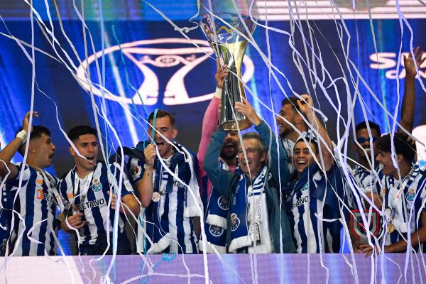 Porto comemora ttulo da Supertaa de Portugal em 2024 (foto: MIGUEL RIOPA / AFP)