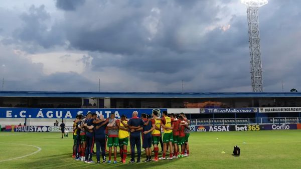 Time da Portuguesa reunido antes de jogo do Paulista (foto: Divulgao/Portuguesa)