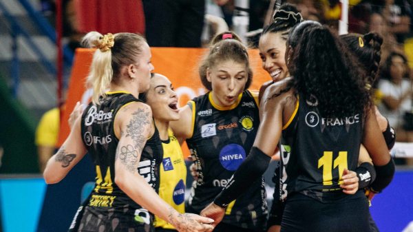 Praia derrotou Flamengo com autoridade pela Superliga Feminina de Vlei (foto: Eliezer Esportes/Praia Clube)