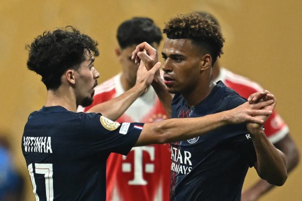 Dou e Vitinha comemoram gol do PSG sobre o Bayern (foto: Paul ELLIS / AFP)