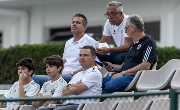 Rafael Menin (mais abaixo na imagem) durante treino do Atltico na Cidade do Galo (21/9) (foto: Pedro Souza/Atltico)