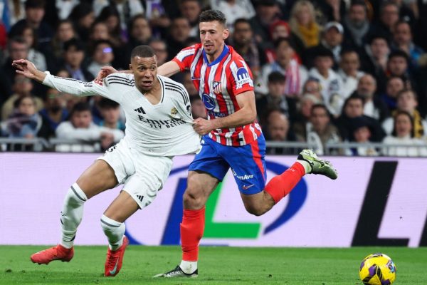 Disputa de bola em Real Madrid x Atltico de Madrid (foto: Thomas Coex/AFP)