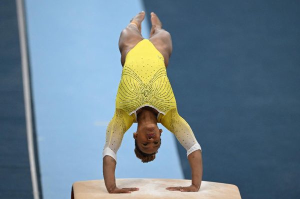 Rebeca Andrade no aparelho de salto (foto: Raul ARBOLEDA / AFP)