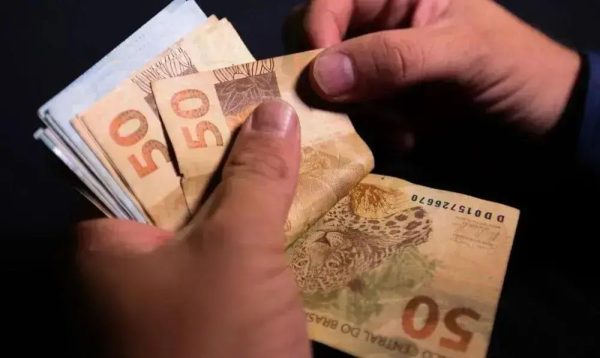 Recorde no rendimento mensal do brasileiro: R$ 3.057 em 2024, diz IBGE