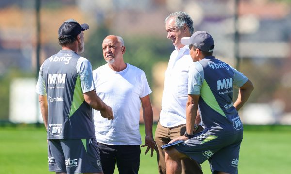 Reinaldo e Srgio Coelho em conversa com Milito na Cidade do Galo (foto: Paulo Henrique Frana/Atltico)