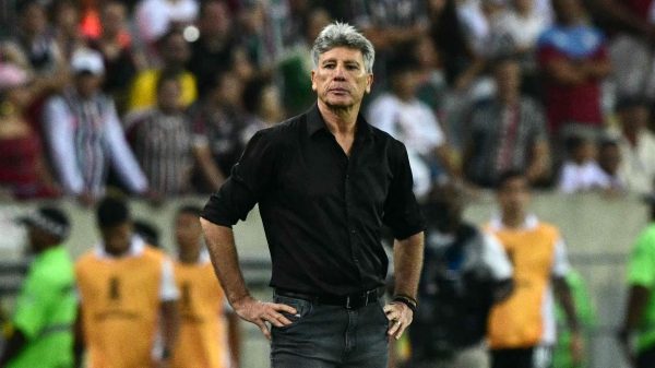 Alvo de Santos e Vasco, tcnico Renato Gacho durante partida entre Grmio e Fluminense, pelas oitavas da Libertadores, no Maracan (foto: PABLO PORCIUNCULA/AFP)