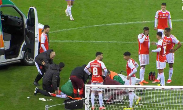 Choque de cabeas no jogo entre Internacional e Vasco (foto: Reproduo/SPORTV)