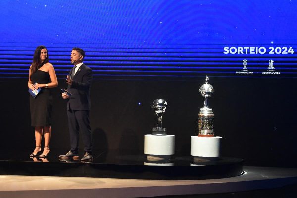 Trofus da Copa Sul-Americana e da Libertadores (foto: NORBERTO DUARTE / AFP)