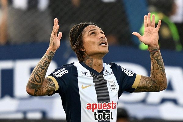 Paolo Guerrero, atacante do Alianza Lima (foto: ERNESTO BENAVIDES / AFP)