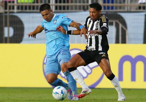 Lance do jogo entre Deportes Iquique e Atltico (foto: Alex DIAZ / PHOTOSPORT / AFP)