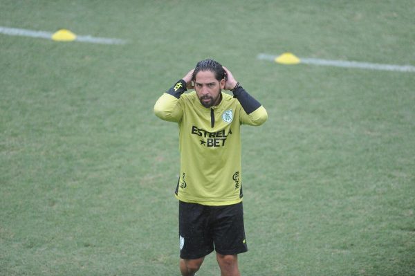 Bentez, meia do Amrica, em treino no CT Lanna Drumond (foto: Alexandre Guzanshe/EM D.A Press)