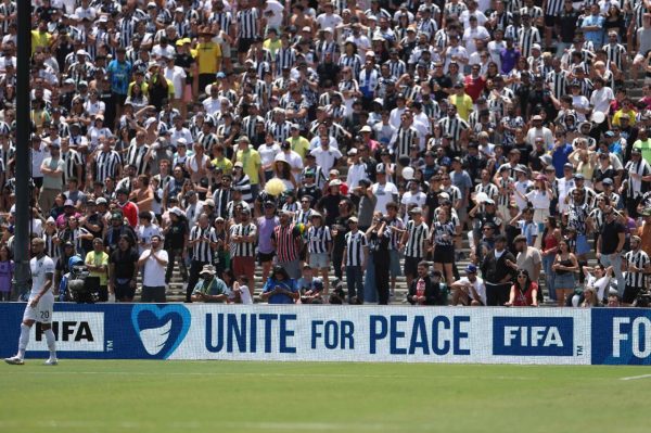 Arquibancada do Rose Bowl, com torcedores de Botafogo e Atltico de Madrid (foto: Harry How / GETTY IMAGES NORTH AMERICA / Getty Images via AFP)