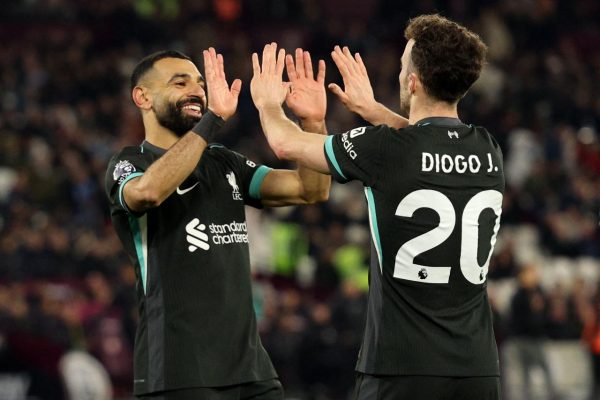 Salah e Diogo Jota se cumprimentam com as mos em jogo pelo Liverpool (foto: Adrian Dennis/AFP - 29/12/24)