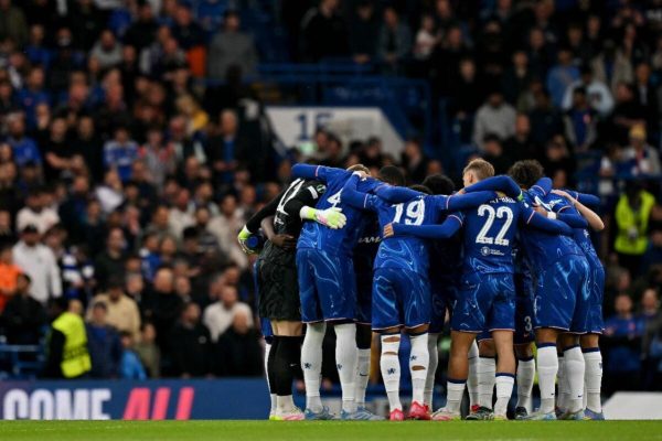 Jogadores do Chelsea em crculo (foto: Glyn Kirk / AFP)