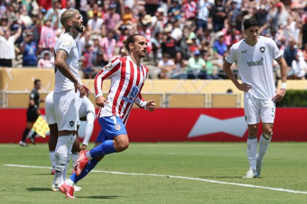 Botafogo leva gol no fim de atacante em jejum e perde titular para oitavas do Mundial < No Ataque