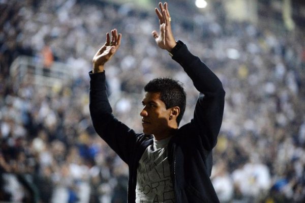 Paulinho reverencia a torcida do Corinthians (foto: AFP PHOTO / NELSON ALMEIDA)