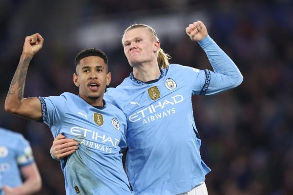 Savinho e Haaland, do Manchester City (foto: Darren Staples / AFP)