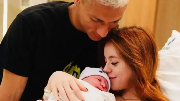 Richarlison e Amanda Araújo celebram a chegada do primeiro filho