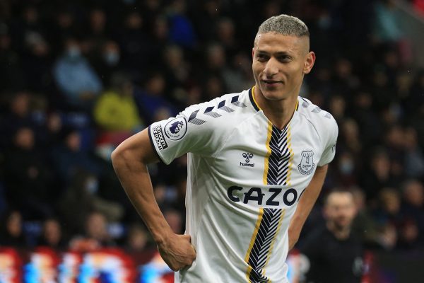 Richarlison iniciou a 'comemorao do pombo' pelo Everton, da Inglaterra (foto: LINDSEY PARNABY/AFP)