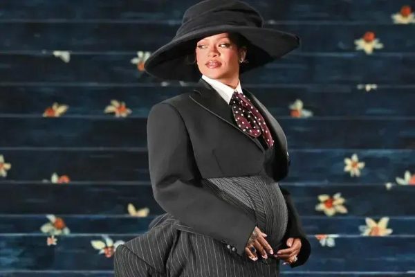 Rihanna revela gravidez do terceiro filho no Met Gala 2023