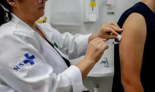 Rio de Janeiro amplia vacinação contra dengue para adolescentes de 17 a 18 anos