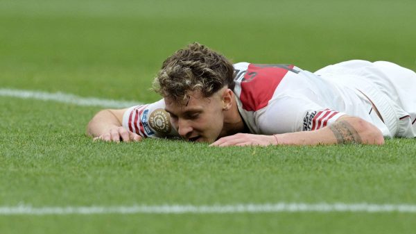 Facundo Colidio, jogador do River Plate, deitado em campo durante derrota para a Inter de Milo, no Mundial de Clubes (foto: Juan Mabromata/AFP)