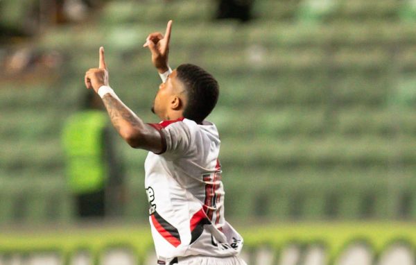 Robert Santos comemora belo gol marcado contra o Amrica (foto: Divulgao/ACG)