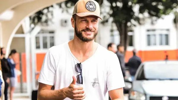 Rodrigo Hilbert se recupera após queda em maratona de mountain bike na África do Sul