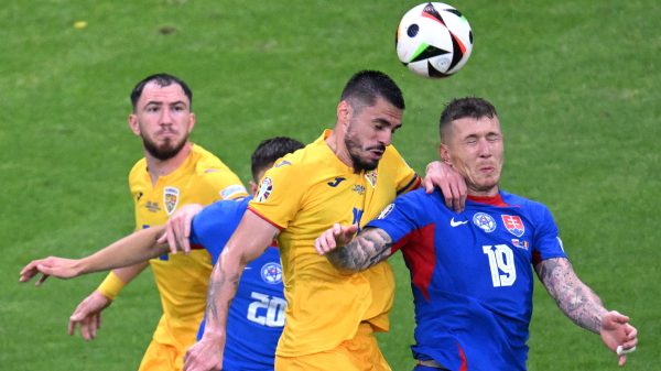 Romnia e Eslovquia empataram em jogo eletrizante pela Eurocopa (foto: KIRILL KUDRYAVTSEV/AFP)