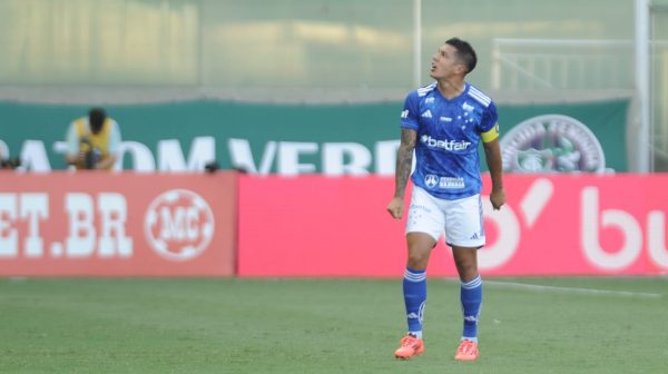 Lucas Romero, volante do Cruzeiro, comemorando gol sobre o Amrica, na semifinal do Campeonato Mineiro (foto: Alexandre Guzanshe/EM/D.A Press)