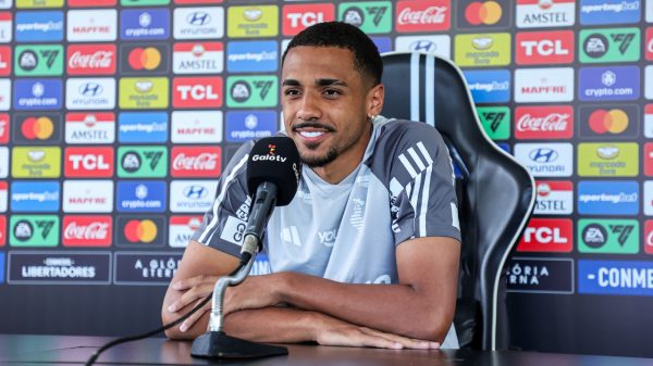 Zagueiro Rmulo deu entrevista coletiva na Cidade do Galo nesta segunda-feira (27/5) (foto: Pedro Souza/Atltico)