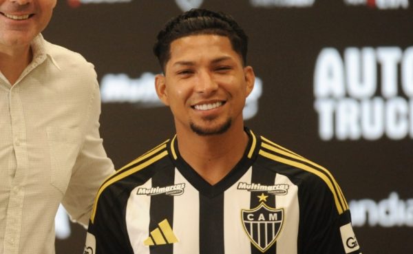 Rony, novo atacante do Atltico, em apresentao oficial na Arena MRV (foto: Alexandre Guzanshe/EM/D.A Press)