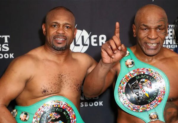 Roy Jones Jr. e Mike Tyson se enfrentaram em luta de exibio em 2020 (foto: JOE SCARNICI/AFP)