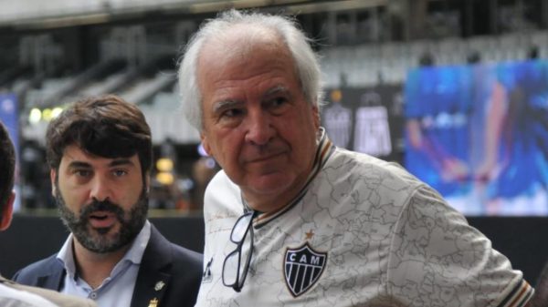 Rubens Menin, scio da SAF do Atltico, com a camisa (foto: Gladyston Rodrigues/EM/D.A Press)